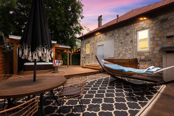 Heart of Southtown | Hot Tub | Hammock | King &TVs
