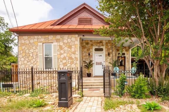 Heart of Southtown | Hot Tub | Hammock | King &TVs
