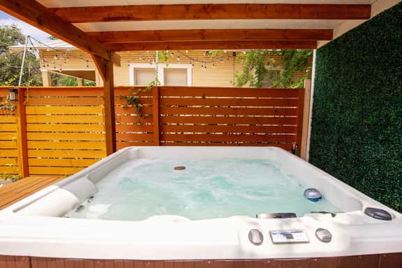 Heart of Southtown | Hot Tub | Hammock | King &TVs
