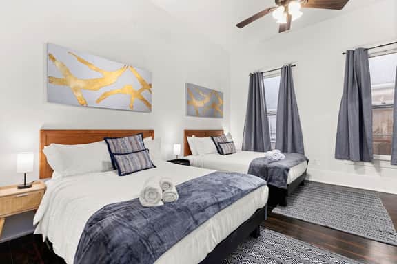Southtown Charm: Pool, King Beds, Arcade & Games