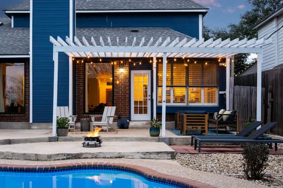 Stunning Designer Home ~Jacuzzi~ Safe Neighborhood - Image 4