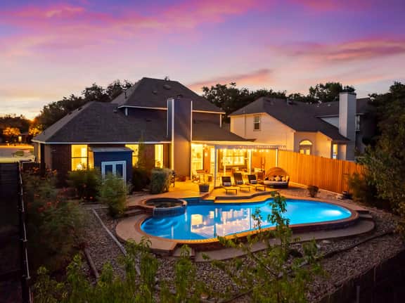 Stunning Designer Home ~Jacuzzi~ Safe Neighborhood - Image 2