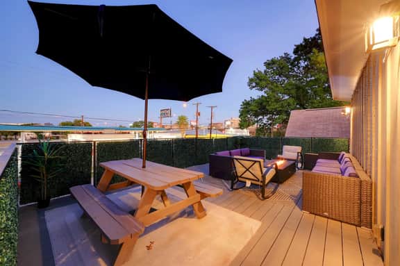 Stunning Home ⭐ Rooftop Deck ⭐ BBQ ⭐ Yard Games (DT San Antonio) - Image 3