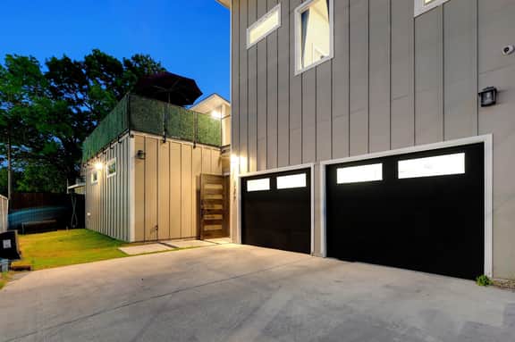 Stunning Home ⭐ Rooftop Deck ⭐ BBQ ⭐ Yard Games (DT San Antonio) - Image 5
