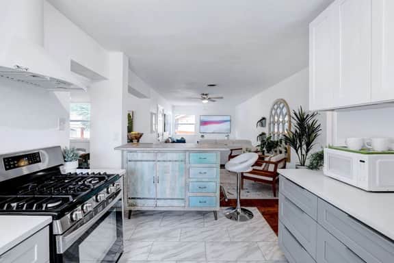 Immaculate New Casita ~ Perfectly Furnished (San Antonio) - Image 4