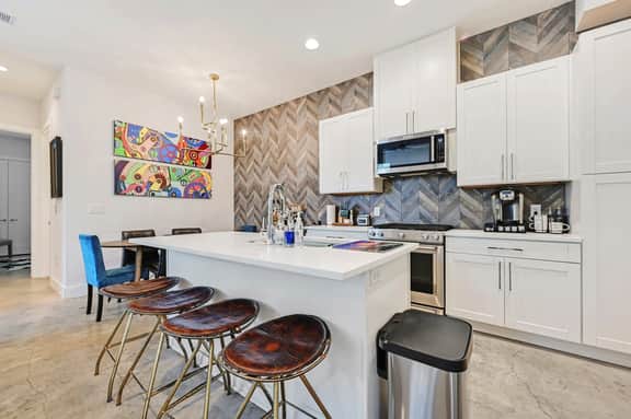 Luxury 5★ Stay in Perfect, Safe Location ~ 3M to DT (Austin) - Image 3