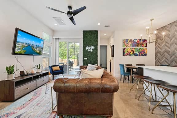 Luxury 5★ Stay in Perfect, Safe Location ~ 3M to DT (Austin) - Image 2