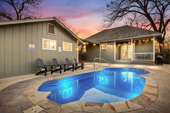 Southtown Charm: Pool, Arcade & King Beds - Image 3