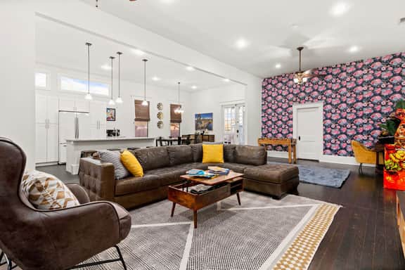 Southtown Charm: Pool, Arcade & King Beds - Image 2