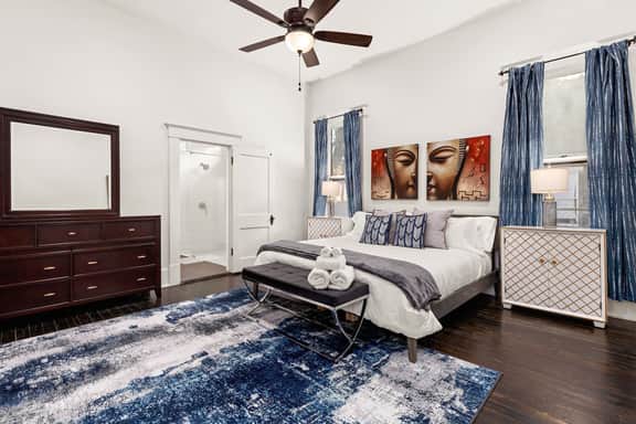 Southtown Charm: Pool, Arcade & King Beds - Image 4