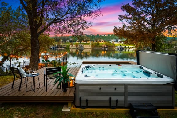 *Waterfront* Lake Austin Home ~Boat Slip~ Hot Tub