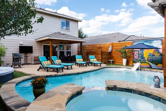 Wanderlust ATX ~Themed Rooms ~ Heated Spa|Luxury Pool