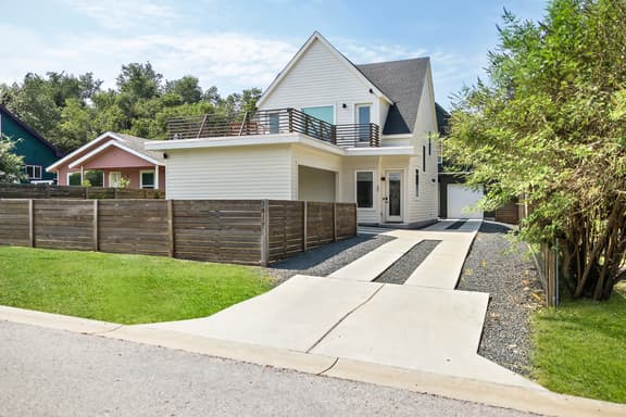 Luxury New Build ~Huge Walk-Out Balcony~ - Image 1