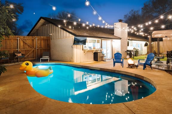 Holy Duck! FREE Heated Pool ~Outdoor TV's~ Firepit