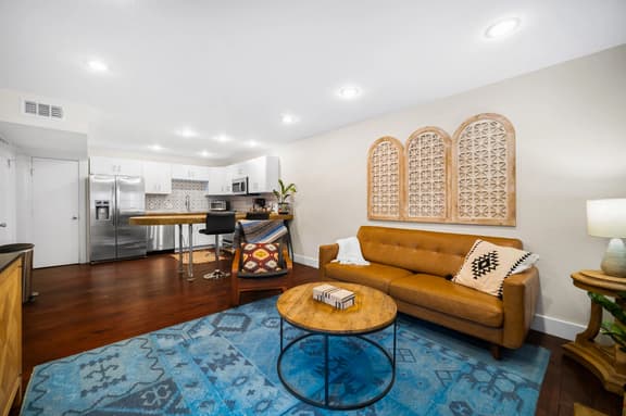 Beautiful & Quiet Oasis // Safest Area of DT Austin *King Bed* - Image 1