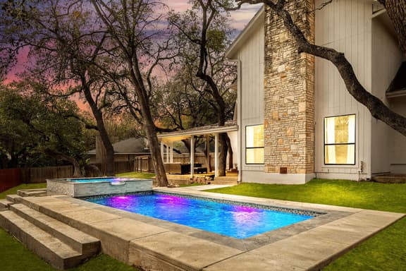 *Free Heated* Pool & Hot Tub, Large Home, King Bed