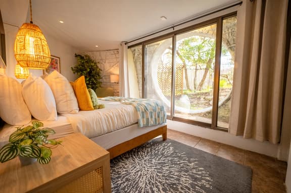 The DOME House  ~An Iconic Stay on Lake Austin~