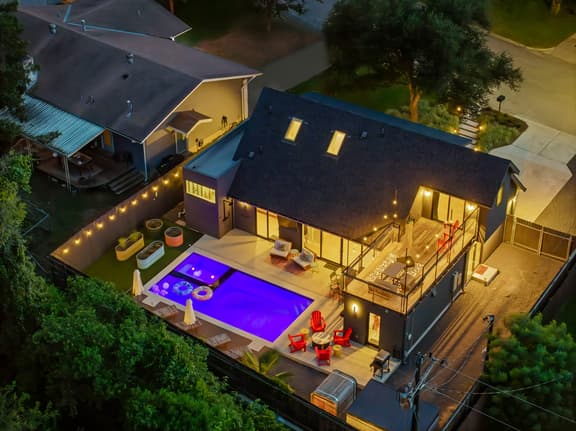 La Buena Vida: Serene Family Retreat with Spa & Outdoor Living