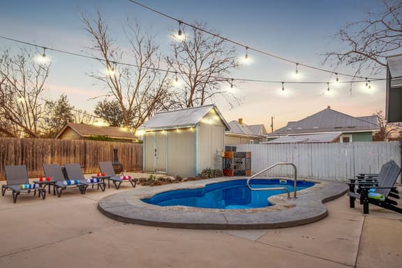 Southtown Charm: Pool, King Beds, Arcade & Games